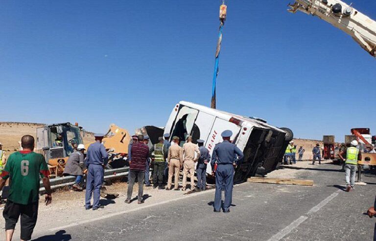 Pourquoi la route est-elle tellement meurtrière au Maroc ? Le car accidenté sur le bas côté en cours de redressement
