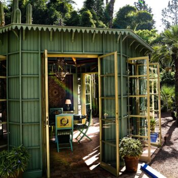 Pavillon près de la piscine