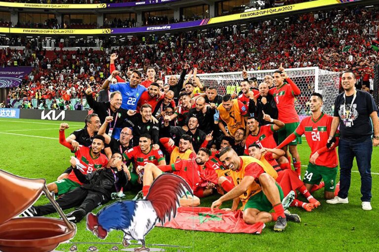 Dima Maghreb, 10 raisons pour lesquelles on supporte le Maroc Un poulet picore vers un tajine, devant l'équipe du Maroc