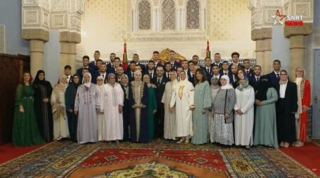 Photo de l'équipe du Maroc avec les mères des joueurs au premier plan