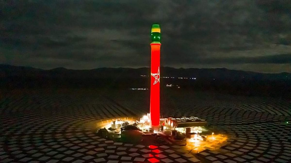 En plein désert, la centrale solaire Noor de Ouarzazate s'illumine aux couleurs du Maroc