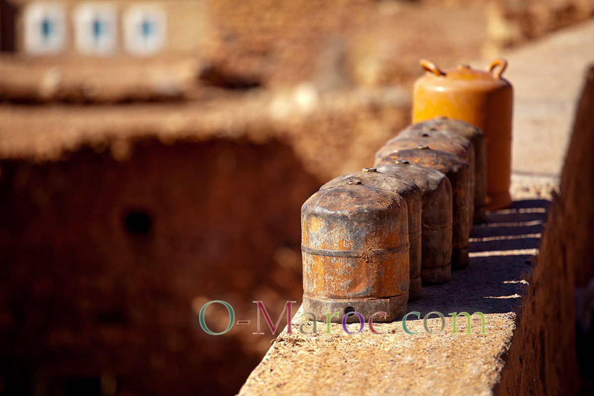 Bouteilles de gaz sur la route, vers Agouim