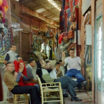 Chaises devant une boutique disposant d'une télé