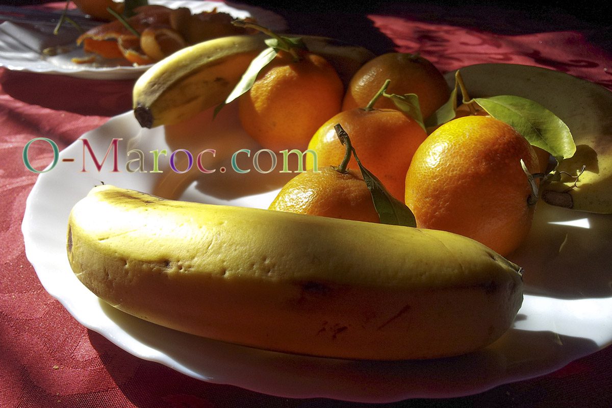 Simple assiette de fruits avec des bananes et des oranges