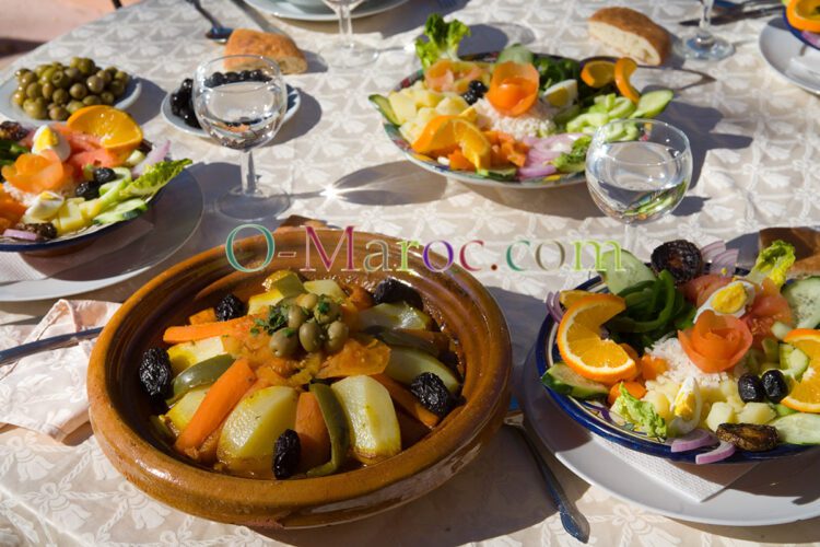 Repas marocain avec tajine et salade
