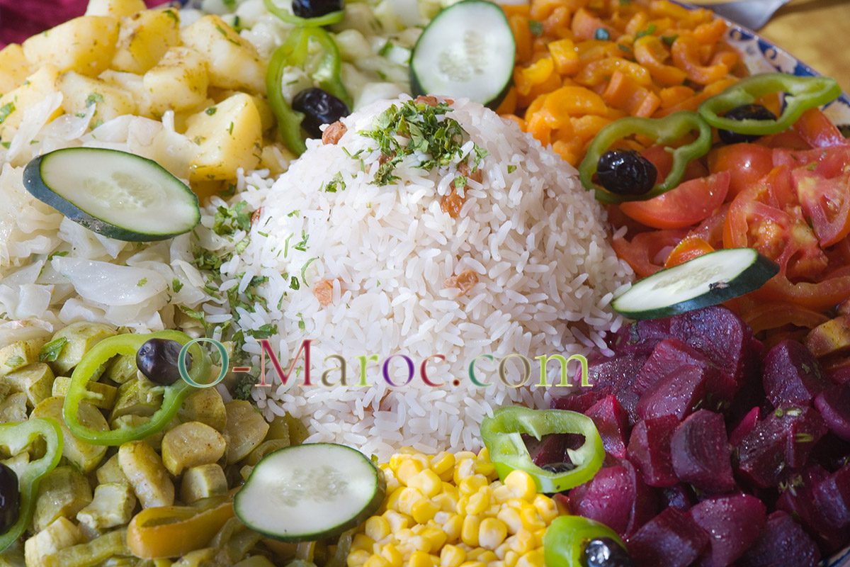 Salade marocaine traditionnelle avec riz, carottes, betteraves, concombre, olives et maïs