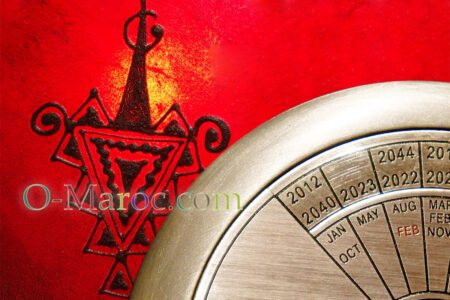Calendrier perpétuel sur fond de fibule tatouée au henné sur du cuir rouge