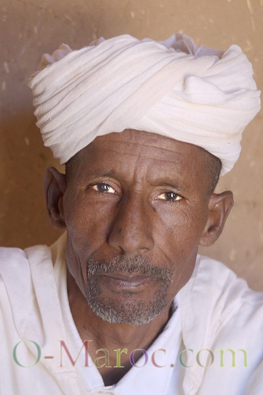 Un homme marocain âgé avec un chêche blanc