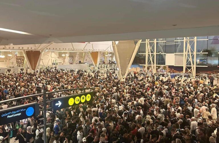 Foule aeroport marrakech avril 2024