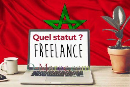 Un PC avec une tasse et une plante verte sur fond de drapeau marocain avec la question quel statut freelance