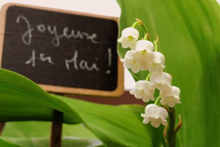 Bouquet de muguet avec panneau joyeux premier mai