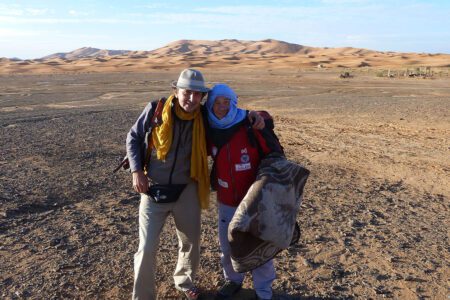 Touriste et guide au milieu du désert marocain