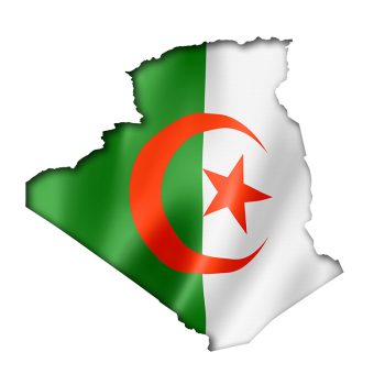 Carte de l'Algérie avec en fond son drapeau, deux bandes verticales une verte à gauche une blanche à droite et un croissant et une étoile rouges par dessus