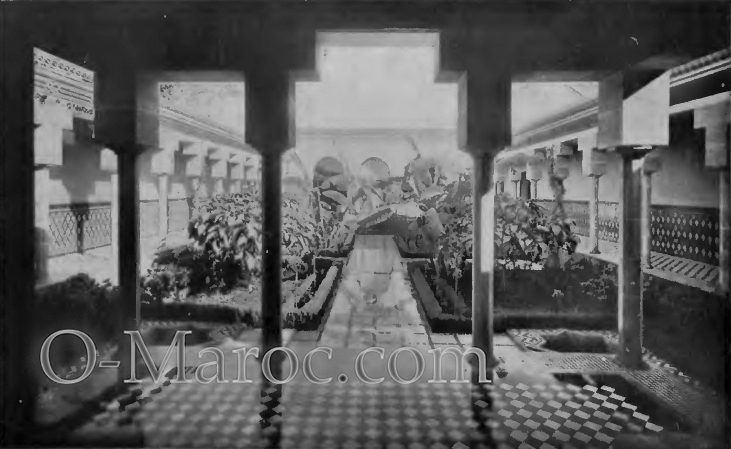 Photo en noir et blanc représentant le riad intérieur de la villa