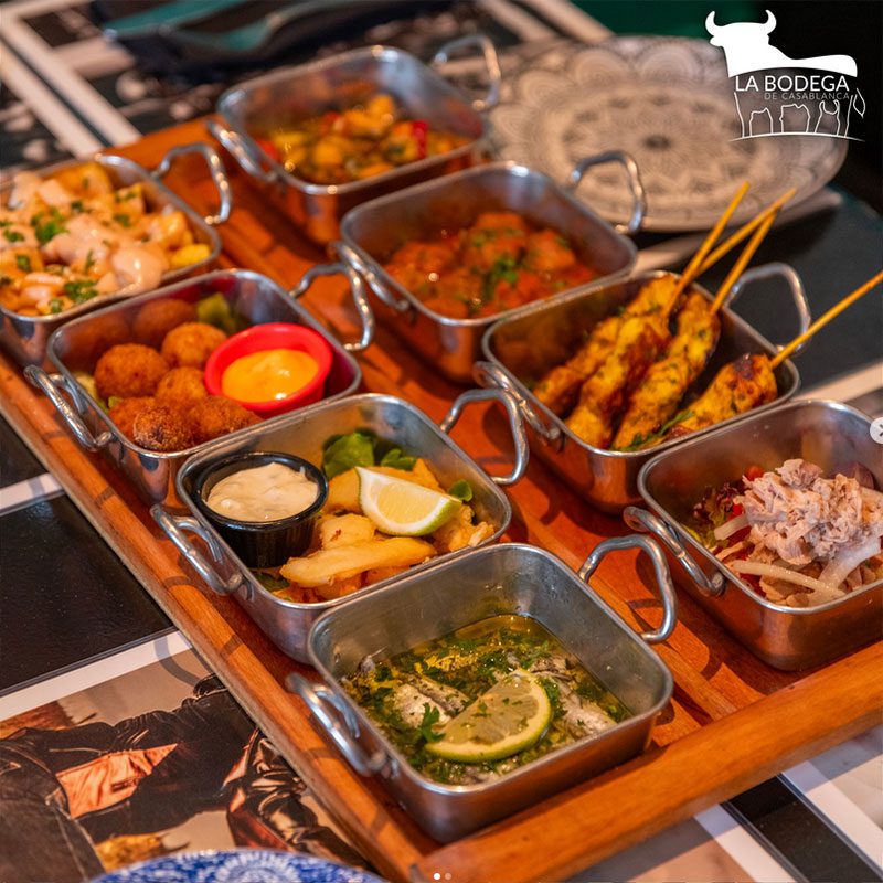 Assortiment de tapas dans des petits plats en métal, par La bodega