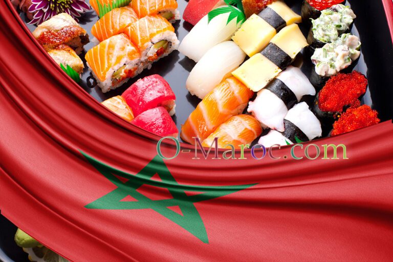 Un plateau de sushis sous un drapeau marocain