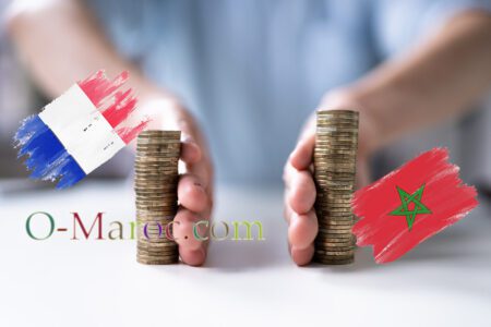 Un homme sépare deux piles de pièces de monnaie avec en surimpression un drapeau français et un drapeau marocain