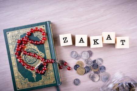 Un Coran, un chapelet, de l'argent et le mot Zakat