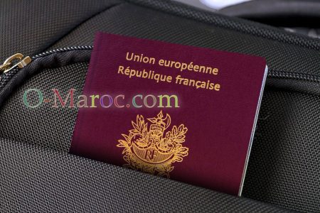 Passeport francais dans un sac de voyage