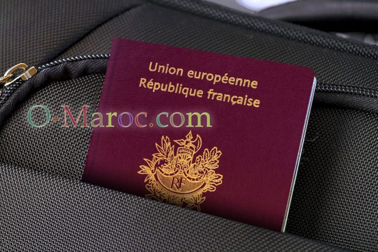 Passeport francais dans un sac de voyage