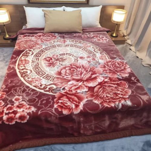 Couverture polaire aux motifs de rose sur un lit