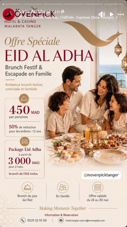 Une famille dans un hôtel avec un programme pour l'AÏd