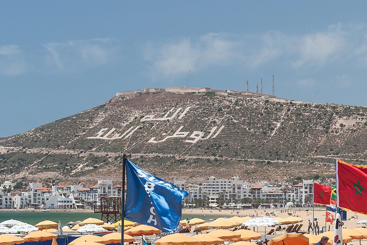 L'inscription "Allah al watan al malik" sur la colline d'Agadir sous la Kasbah