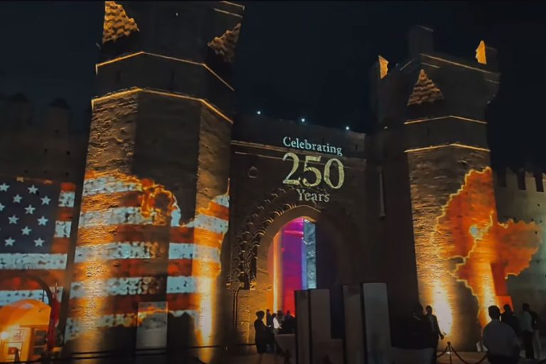 Les murailles du Chellah à Rabat illuminées avec le drapeau marocain et américain et les mots "célébrant 250 ans"