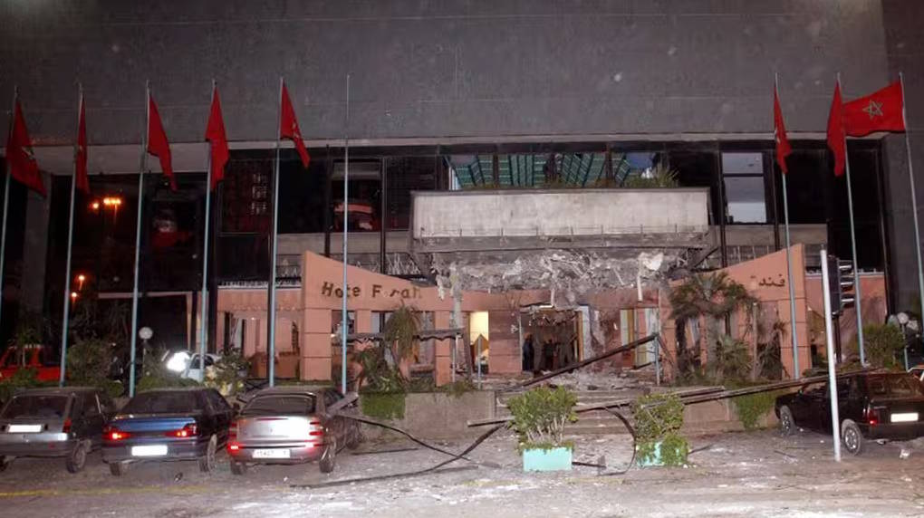 La façade de l'hôtel Farah détruite par un attentat