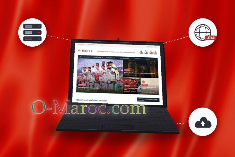 Sur un fond de drapeau marocain, un ordinateur portable qui affiche la page d'accueil de O-Maroc.com et des pictogrammes symbolisant le web (serveur, nom de domaine, hébergement)