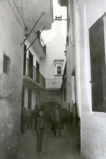 Au fond d'une ruelle étroite, le bâtiment de la légation américaine (photo en noir et blanc)