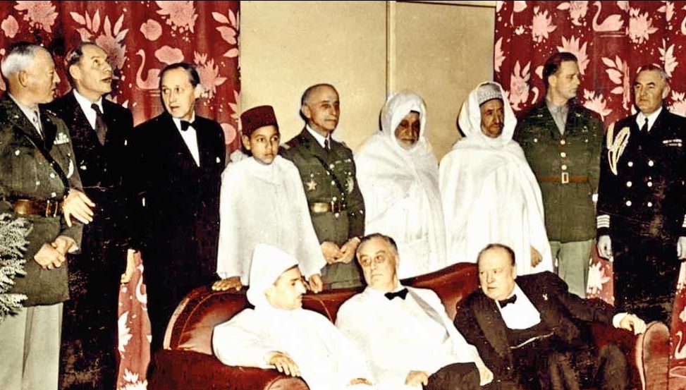 A la conférence d'Anfa, Mohammed V assis à côté de Roosevelt et Churchill