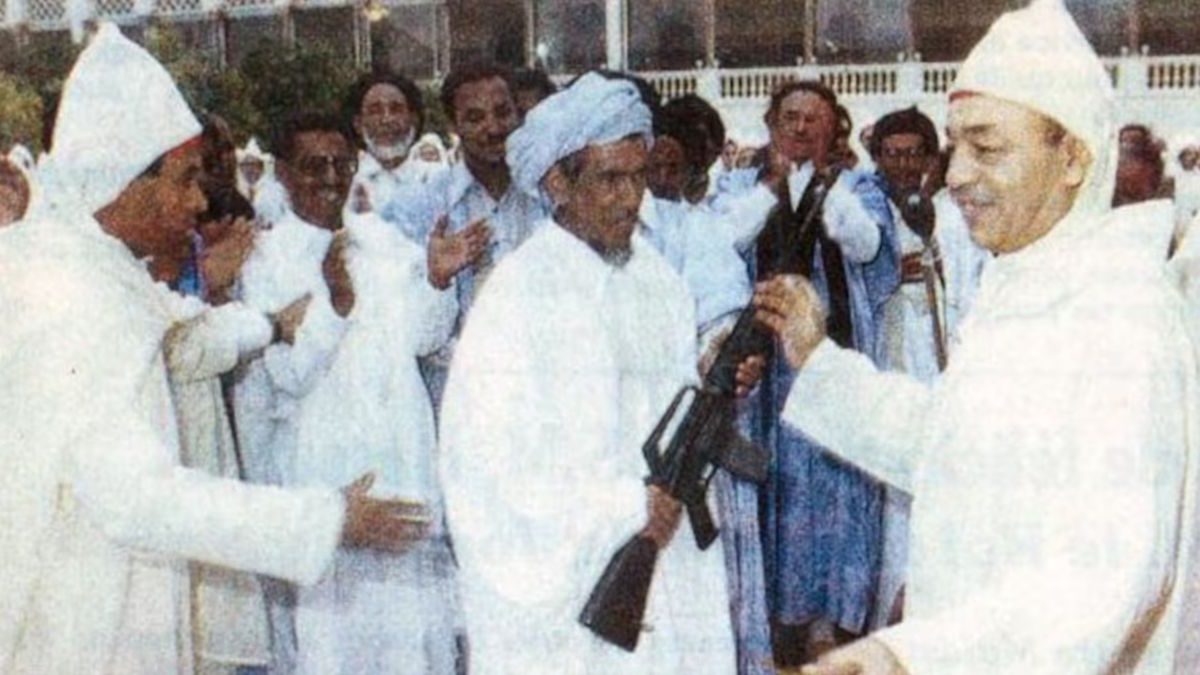 Hassan II distribue des armes aux Saharaouis lors de la cérémonie d'allégeance du 14 aout
