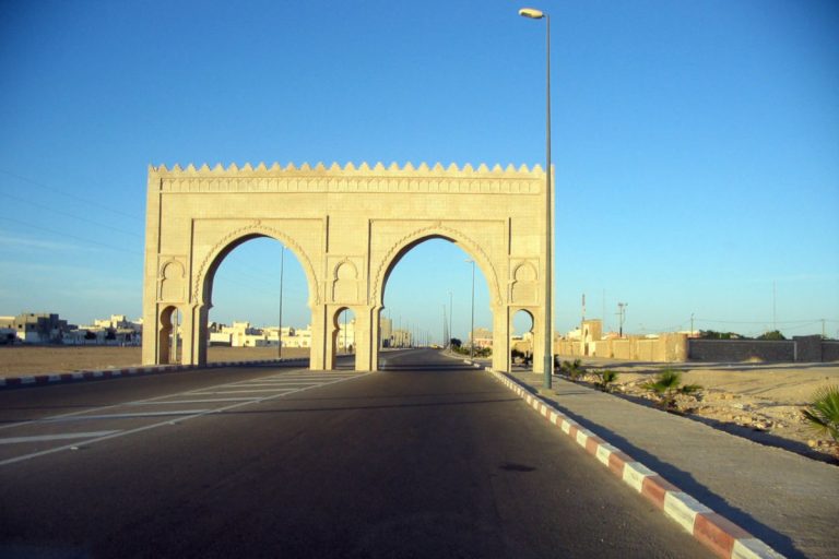 Une grande porte sur la route à l'entrée de Dakhla