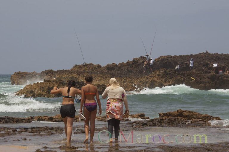 Trois jeunes filles sur la plage de Oulidia