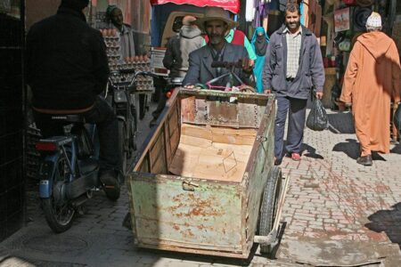 Dans un souk de Marrakech, une carossa vide