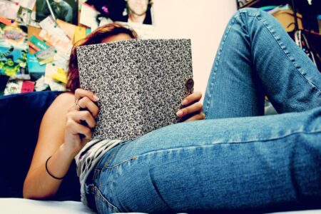 Une femme lit