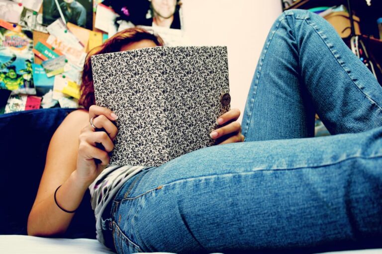 Une femme lit