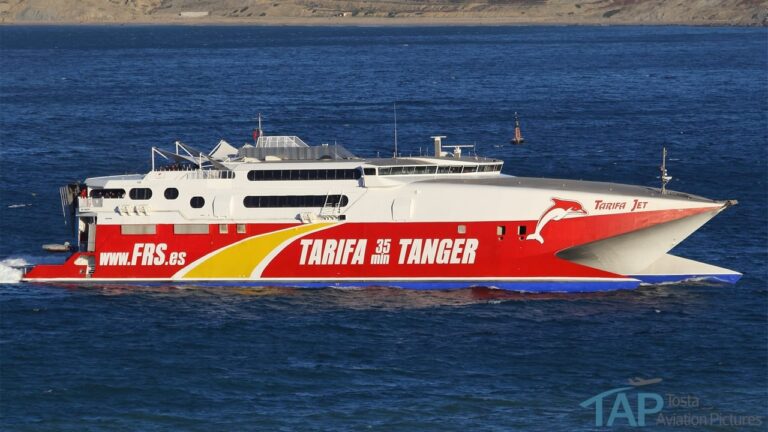 Ferry faisant la navette Tarifa - Tanger