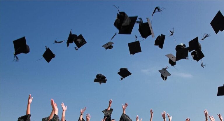 Lancer de chapeaux étudiants