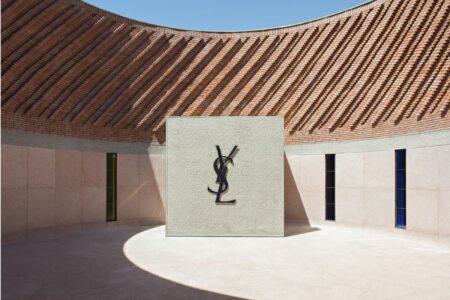 Vue de la cour intérieure du musée, avec la plaque au logo YSL et les toits de tuiles rouges