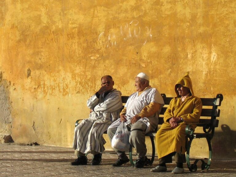 Développer des services au seniors Trois chibanis sur un banc, à Marrakech