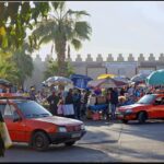 De nombreux petits taxis rouges devant les murailles du souk à Agadir