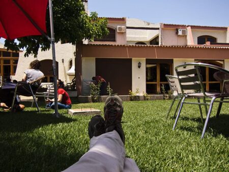 Dans un jardin, une personne travaille sur la pelouse