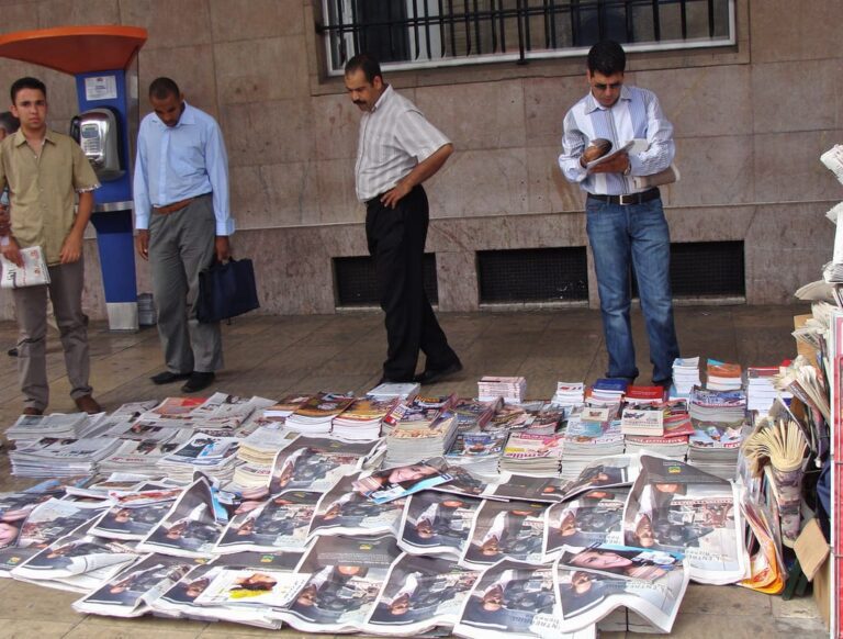 Vendeurs de journaux au Maroc