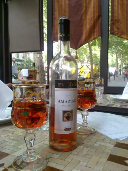 Bouteille de rosé marocain avec verre
